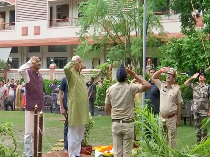 तस्वीर इसी साल 26 जनवरी की है। RSS के नागपुर ऑफिस में संघ प्रमुख मोहन भागवत तिरंगा फहराते हुए।