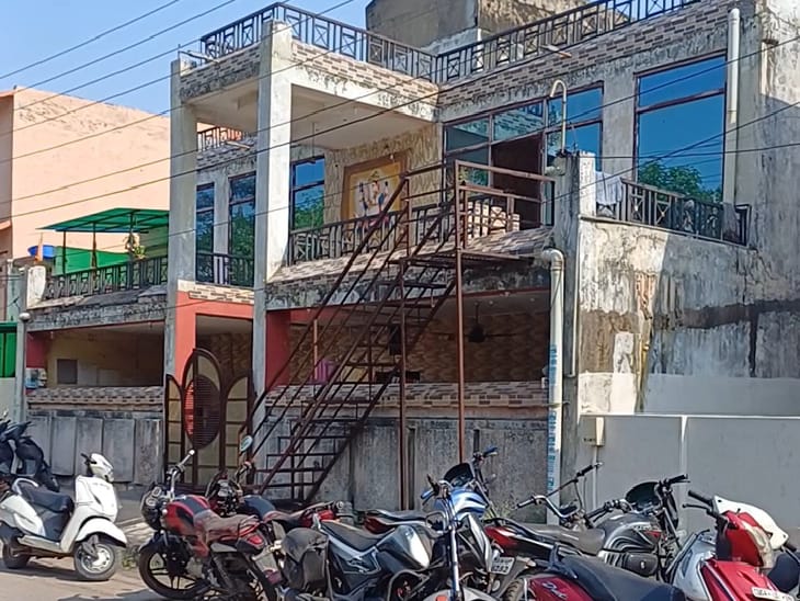 यूज्ड व्हीकल की खरीदी-बिक्री का कारोबार करता था संदीप। अब भी घर के बाहर कई गाड़ियां खड़ी हैं।