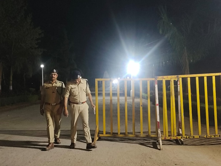 अंतिम संस्कार के रूट पर पुलिस ने बैरिकेड्स लगाए हैं।