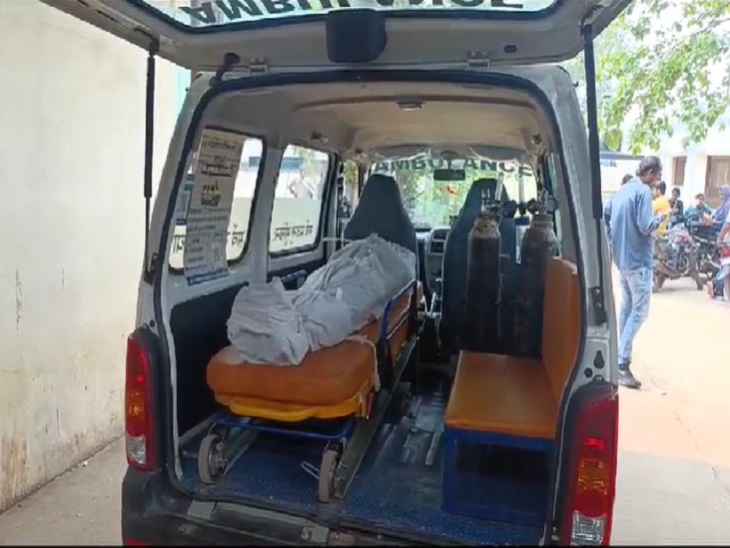 शव को एंबुलेंस से ले जाते हुए