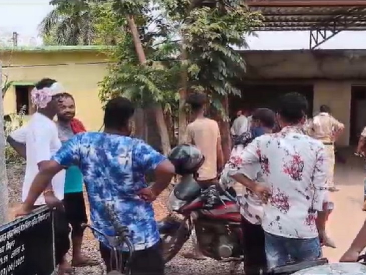 पोस्टमार्टम के दौरान मरचुरी में खड़े मृतक के परिजन