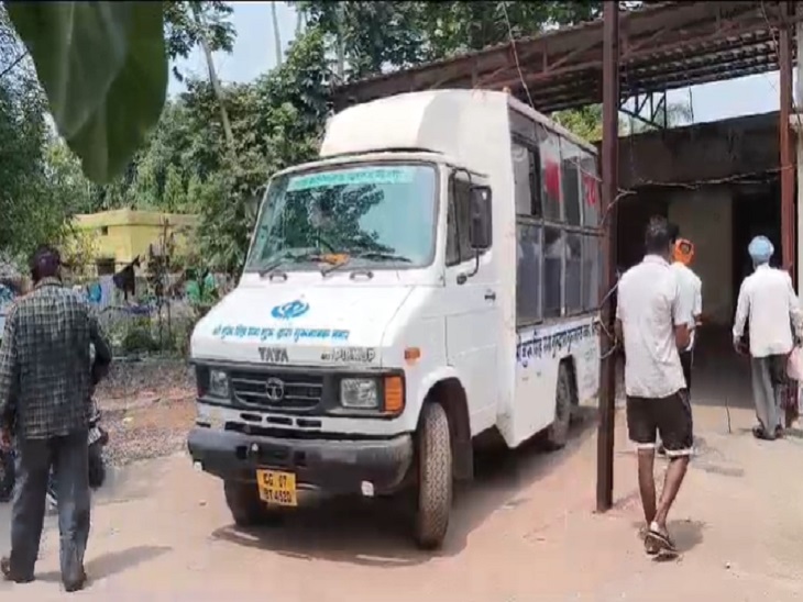 शव को लेने मरचुरी पहुंची सिख समाज का शव वाहन।