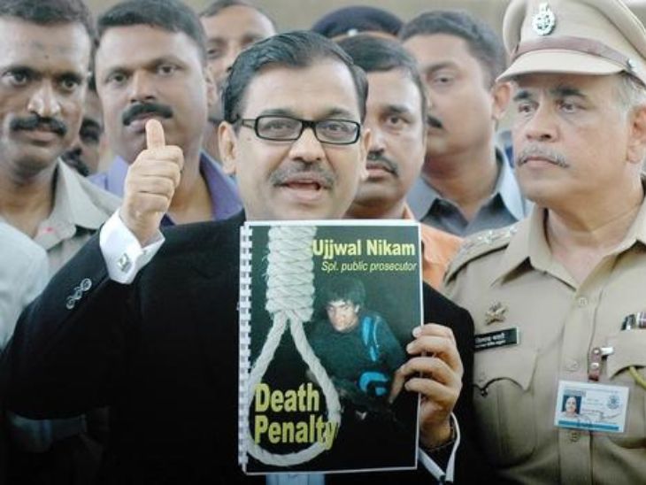 फोटो 6 मई, 2010 की है। इसी दिन कोर्ट ने अजमल कसाब को फांसी की सजा सुनाई थी। कसाब को 21 नवंबर, 2012 को पुणे की यरवडा जेल में फांसी दी गई थी।