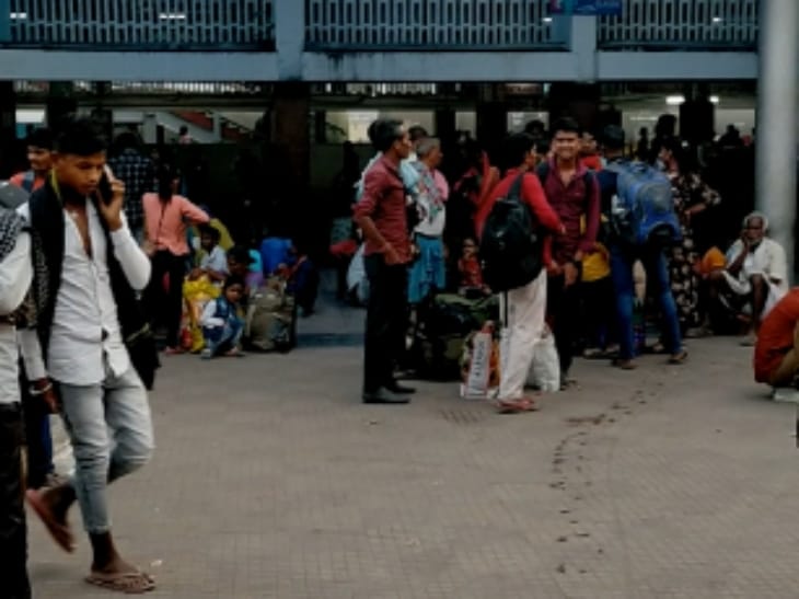 स्टेशन पर ट्रेन के इंतजार में यात्री।