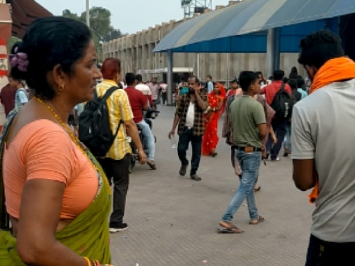 समस्तीपुर में रेलवे स्टेशन पर यात्रियों की भीड़।