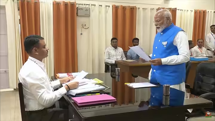 प्रधानमंत्री नरेंद्र मोदी ने वाराणसी लोकसभा सीट से नामांकन के दौरान रिटर्निंग ऑफिसर के समक्ष शपथ ली।