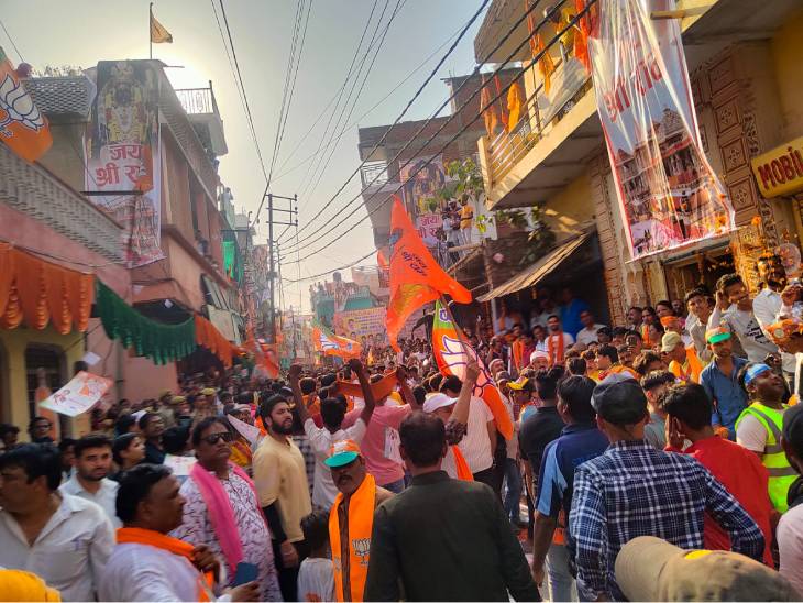 सीएम के रोड शो में लोगों में उत्साह दिखा। छतों पर खड़े लोग पुष्प वर्षा कर रहे थे।
