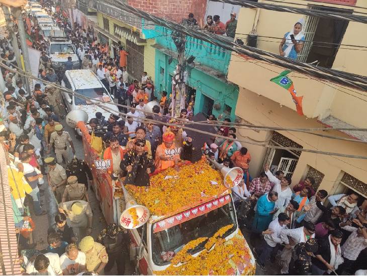 सीएम ने झांसी में करीब एक घंटे तक रोड शो किया।