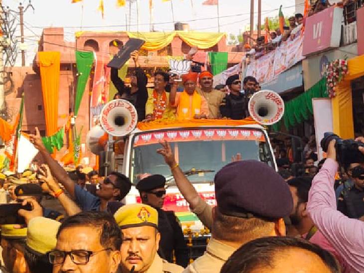 सीएम ने प्रकाश पाल के बाद मेयर को भी पीछे हटा दिया और रवि शर्मा को अपने बगल में खड़ा कर लिया। इसके बाद रोड शो प्रारंभ हुआ।