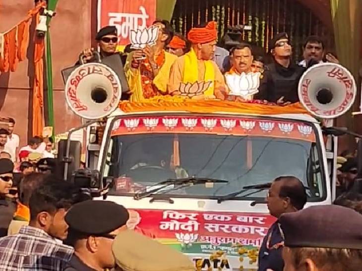 सबसे पहले सीएम योगी के बाएं ओर प्रकाश पाल खड़े थे।