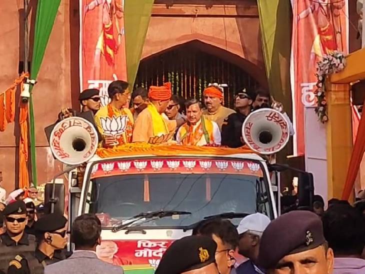 सीएम ने प्रकाश पाल को हटाया तो मेयर बिहार लाल आर्य आकर खड़े हो गए।