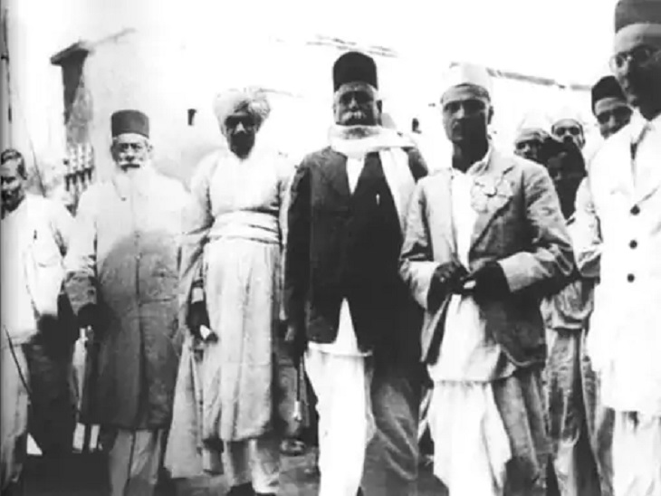 तस्वीर 1938 की है। बीएस मुंजे (बाएं से दूसरे), हेडगेवार (बाएं से चौथे) और सावरकर (सबसे दाएं)। तीनों पुणे में हिंदू युवक परिषद की बैठक में शामिल हुए थे।
