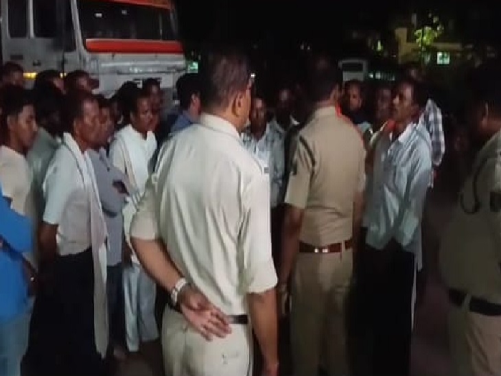 आयोजकों ने पुलिस से शिकायत कर कार्रवाई की मांग की है।