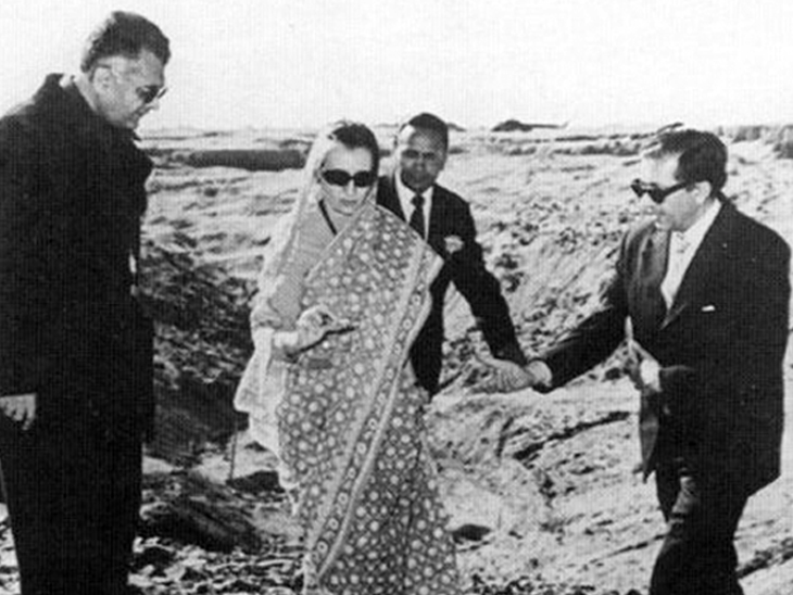 टेस्ट के बाद PM इंदिरा गांधी पोकरण रेंज गई थीं और देखा कि कहां टेस्ट हुआ। इंदिरा ने देखा था कि परमाणु बम से कितना बड़ा गड्ढा हुआ था।