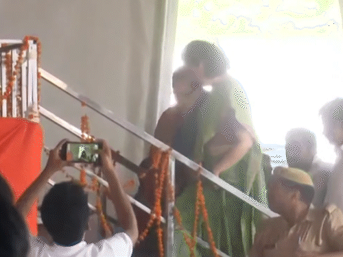 सोनिया गांधी पहुंचीं तो प्रियंका हाथ पकड़कर उन्हें मंच पर वाईं।