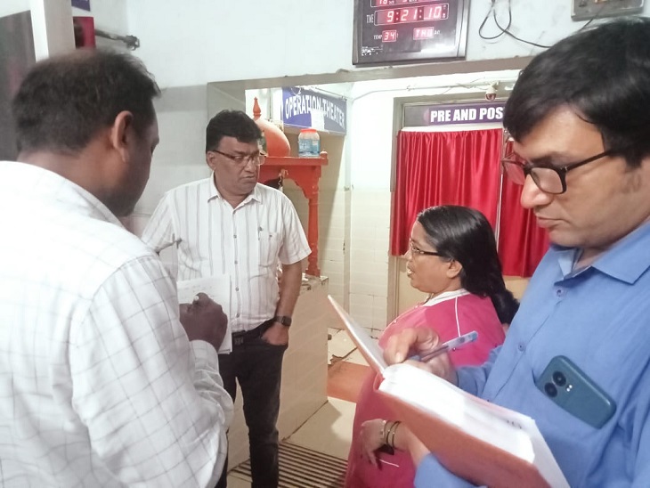 हॉस्पिटल में मेडिकल स्टॉफ से पूछताछ करते नोडल अधिकारी डॉ. अनिल शुक्ला व अन्य