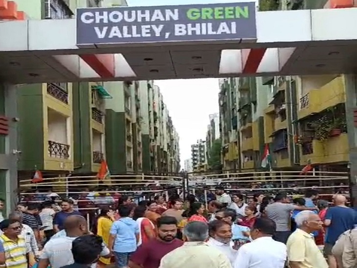 कालोनी का गेट बंदकर किया प्रदर्शन