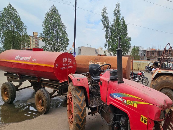 प्राइवेट पानी के टैंकर को बाहर रोका गया।