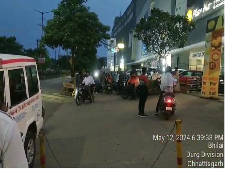 सड़क तक लग रही सूर्या मॉल की पार्किंग - Dainik Bhaskar