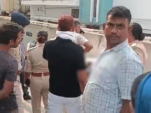 Patna Breaking News: गर्ल्स स्कूल में कक्षा 5 की छात्रा ने बाथरूम में आग लगाई, छात्रों और शिक्षकों में अफरा-तफरी 68 Student Commits Suicide In Patna | पटना में छात्र ने की खुदकुशी: हॉस्टल के कमरे में पंखे से लटका मिला शव, Ca की कर रहा था तैयारी - Patna News | Dainik Bhaskar