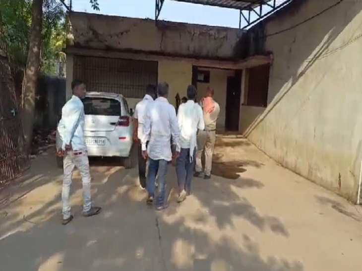 पोस्टमार्टम के लिए मरचुरी पहुंचे परिजन