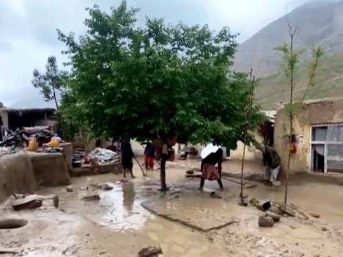 अफगानिस्तान में जिन इलाकों में बाढ़ का पानी कम हो गया, वहां लोग फिर से सामान्य जीवन की तरफ लौटने की कोशिश कर रहे हैं।