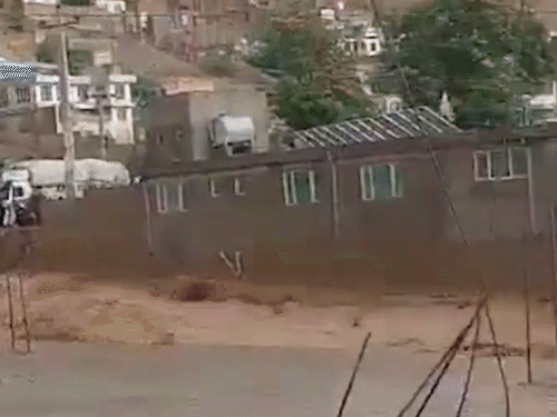 अफगानिस्तान में लगातार आ रही बाढ़ की वजह से जमीन ने पानी सोखना बंद कर दिया है।