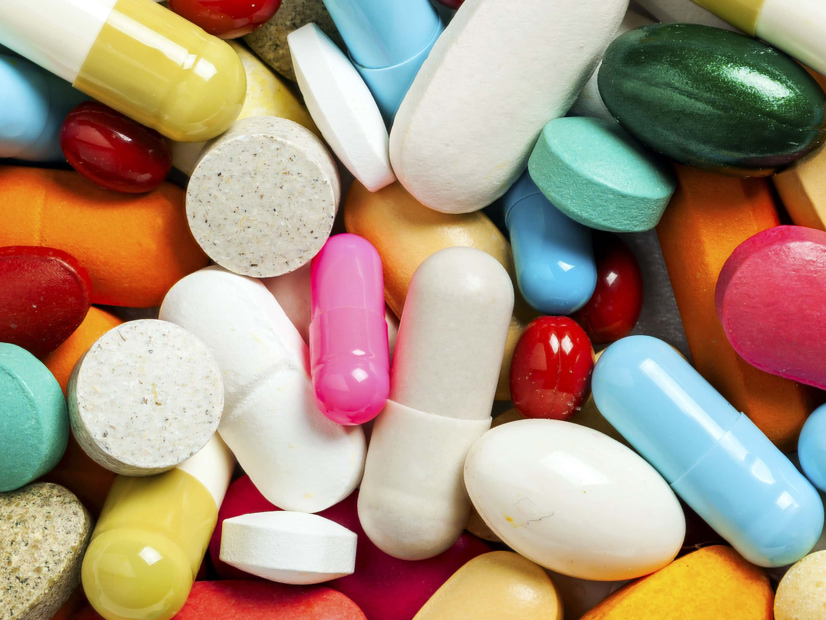 Sale of narcotic pills under the guise of a grocery store | किराना की दुकान  की आड़ में नशीली गोलियों की बिक्री: 740 नशीली गोलियों के साथ बिक्री के 23  हजार रुपए