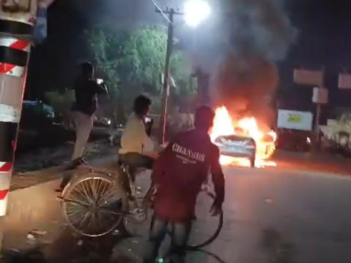 बीच सड़क पर चलती कार में आग लगी।