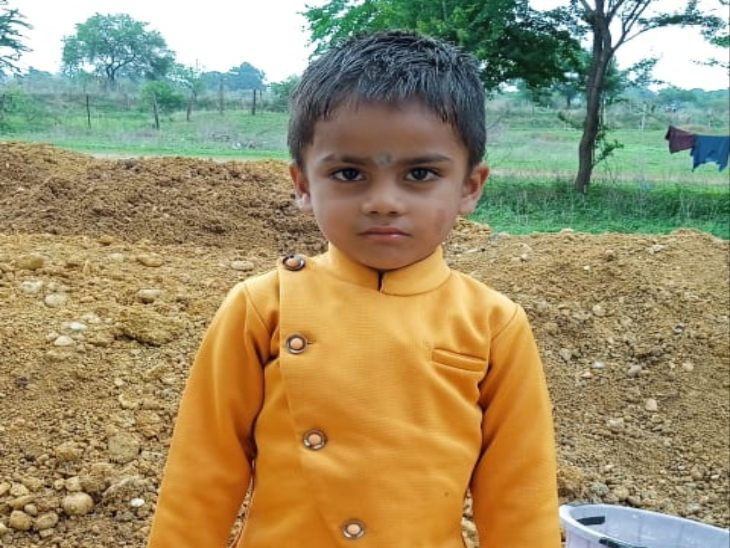 6 साल के बेटे आर्यन की सांप काटने के कारण मौत हो गई।