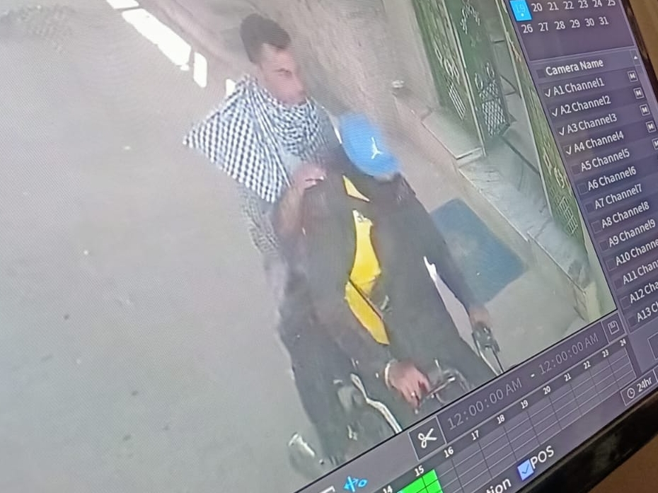 सीसीटीवी में कैद हुए लुटेरे।