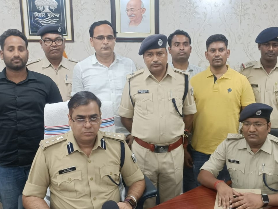 प्रेस वार्ता करते पुलिस अधिकारी।