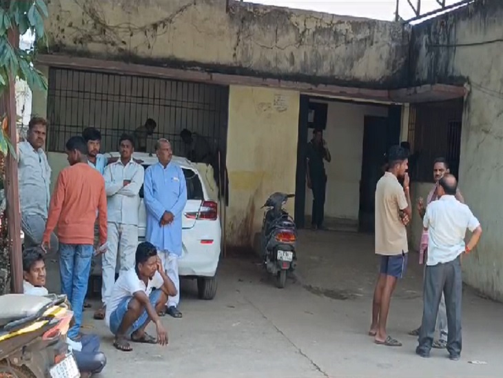 मरचुरी के बाहर गमगीन हालत में बैठे परिजन।