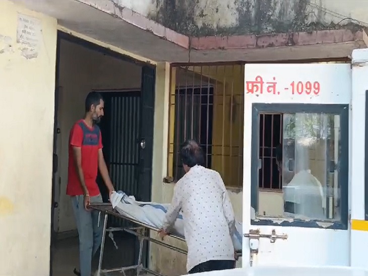 शव को पोस्टमार्टम के लिए मरचुरी ले जाते हुए