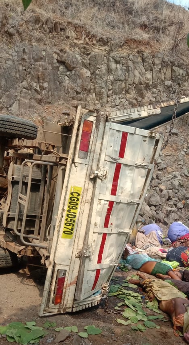 सड़क के नीचे पिकअप गिरने के बाद बुरी तरह क्षतिग्रस्त हो गई। वहीं घायल और शव बिखर गए।