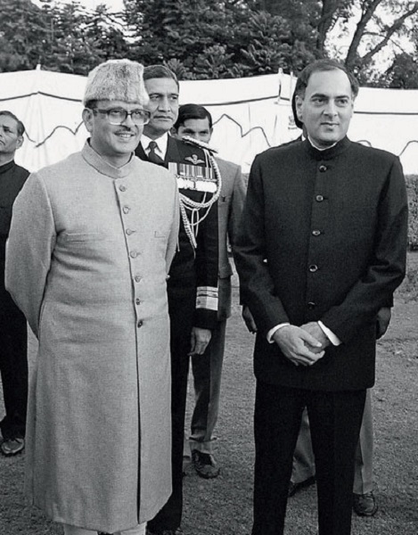 साल 1989, दिल्ली में रक्षा मंत्रालय के एक कार्यक्रम के दौरान प्रधानमंत्री राजीव गांधी के साथ वीपी सिंह। सोर्स : इंडिया टुडे