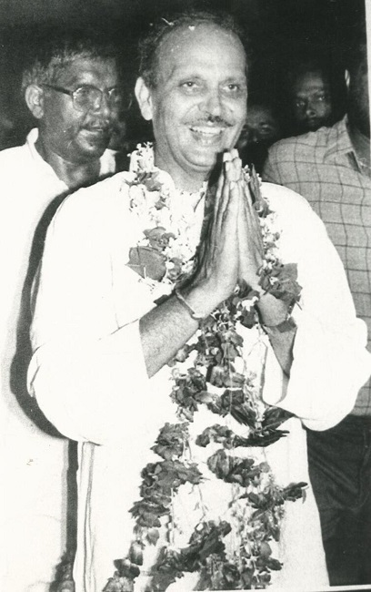 19 जून 1988, इलाहाबाद लोकसभा उपचुनाव में जीत के बाद वीपी सिंह। वीपी सिंह ने एक लाख से ज्यादा वोटों से सुनील शास्त्री को हराया था। सोर्स : द हिंदू