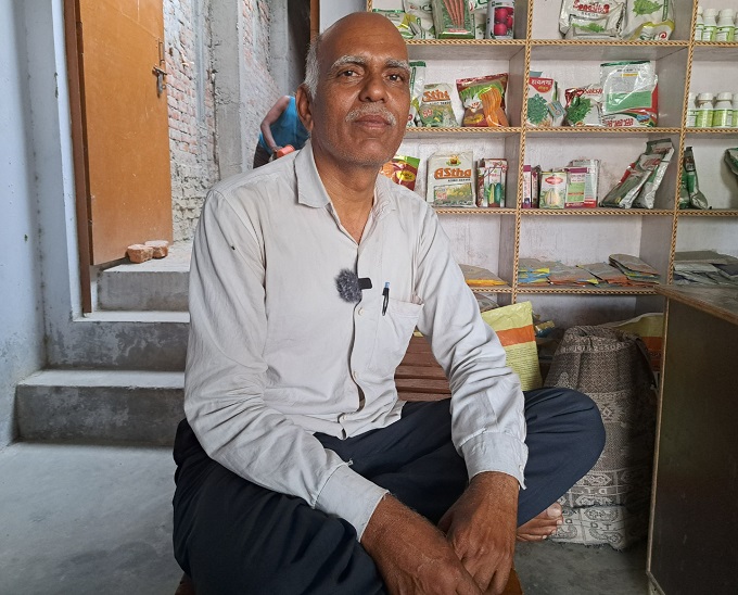 अमेठी के रहने वाले शीतला प्रसाद कहते हैं कि स्मृति ईरानी चुनाव हारने के बाद भी यहां आती रहीं, इसलिए वे जीत गईं। कांग्रेस परिवार को लगता है कि अमेठी हमारा गढ़ है, वहां नहीं भी जाएंगे तो जीत जाएंगे।