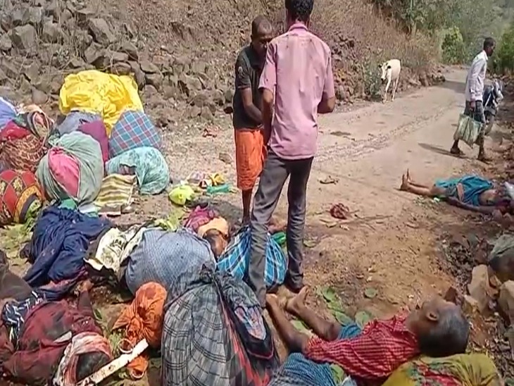 हादसे के शिकार लोगों के सामान सड़क किनारे बिखरे हुए हैं।