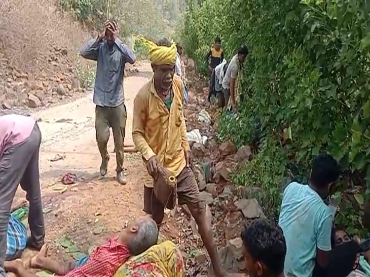 हादसे के बाद स्थानीय ग्रामीण घायलों की मदद करने के लिए पहुंचे हुए हैं।