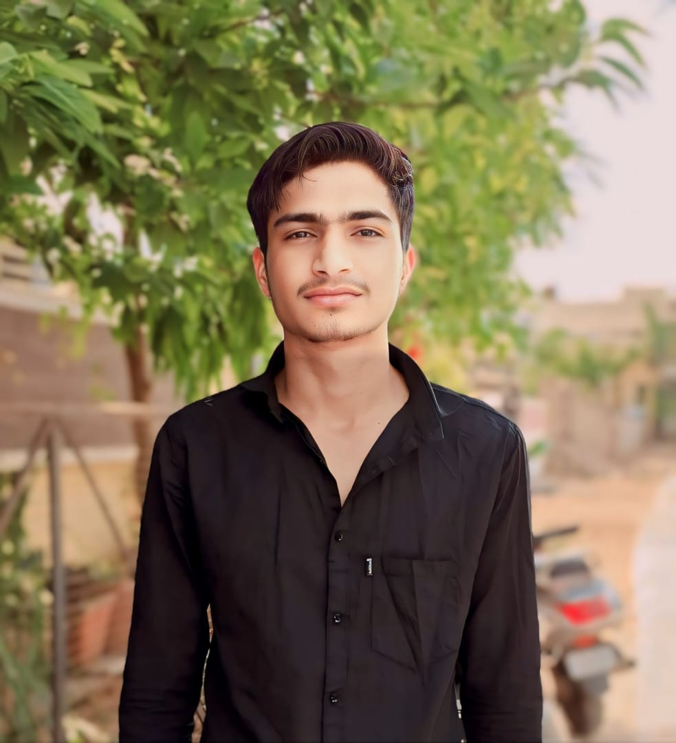 अजमेर जिले के खरखेड़ी निवासी प्रदीप चौधरी ने 12वीं साइंस में 97% मार्क्स हासिल किए हैं। प्रदीप के पिता धारुराम चौधरी ने उसे खेती कर पढ़ाया है।