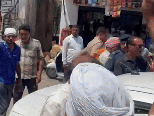 पूर्व गृहमंत्री अनिल विज की गाड़ी के आसपास खड़े होकर घेराव करते किसान।