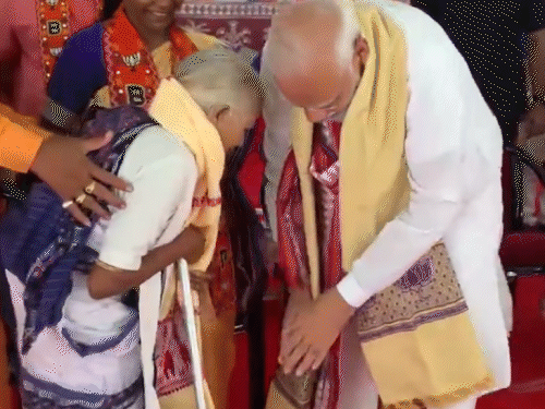 PM मोदी ने 11 मई को ओडिशा के कंधमाल में चुनावी रैली के दौरान पद्मश्री पूर्णमासी जानी के पैर छुए।