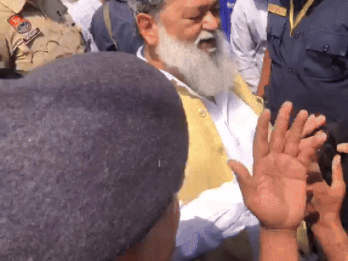 घिरने के बाद भड़के लोगों को शांत करने की कोशिश करते विज।