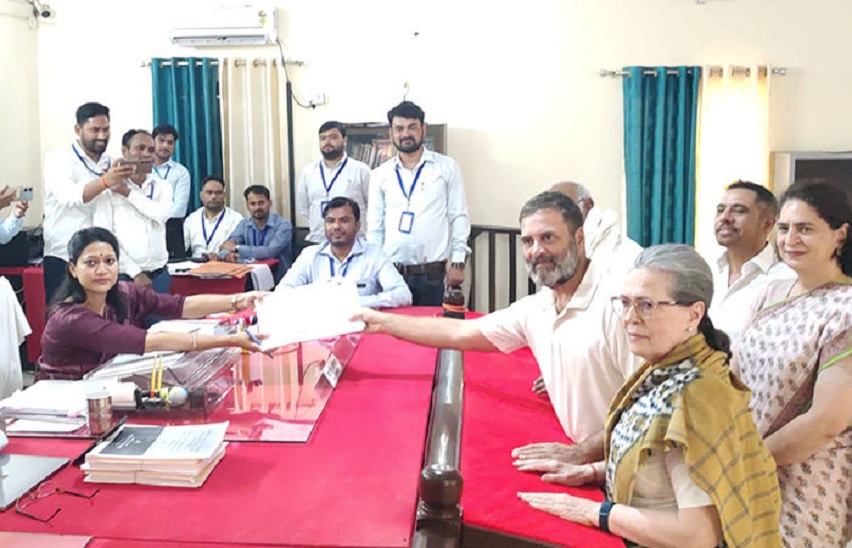 3 मई 2024, राहुल गांधी रायबरेली से नामांकन दाखिल करते हुए। 2004 से इस सीट पर सोनिया गांधी चुनाव लड़ती और जीतती आ रही थीं।