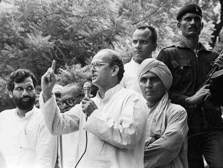 साल 1989, लोकसभा चुनाव प्रचार के दौरान वीपी सिंह और राम विलास पासवान।