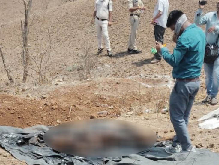 पुलिस ने मृतक पंकज की लाश को खंडवा-खरगोन सीमा पर स्थित भैरूखेड़ा के जंगल से बरामद किया।