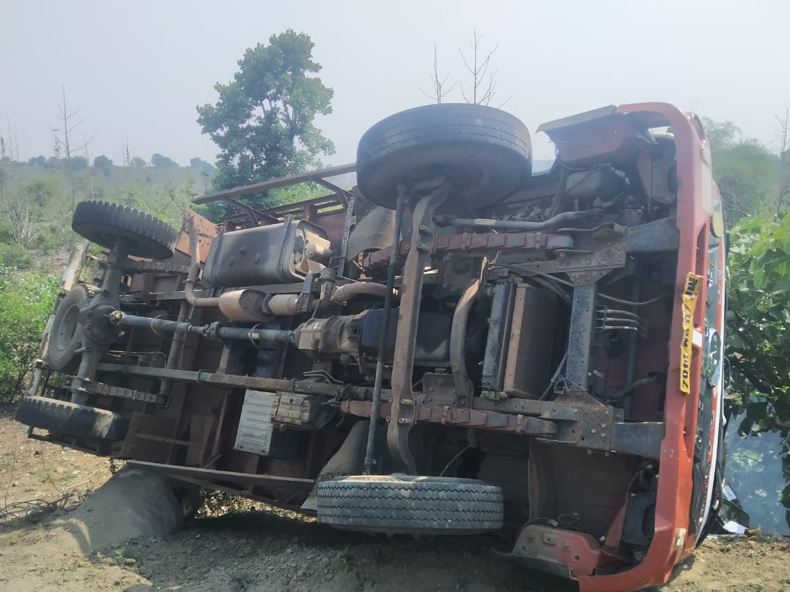 A truck full of wedding guests lost control and overturned | बारातियों ...