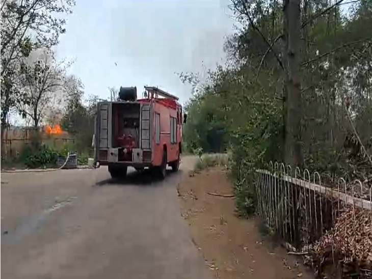 फायर ब्रिगेड की मदद से आग पर पाया गया काबू।