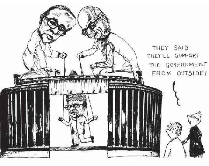 वीपी सिंह की सरकार को BJP और लेफ्ट ने बाहर से सपोर्ट किया था। इस कार्टून में दिखाया गया है कि कैसे ज्योति बसु और आडवाणी, वीपी सिंह को बाहर से सपोर्ट दे रहे हैं। सोर्स : सुधीर तेलंग, एचटी बुक ऑफ कार्टून्स।